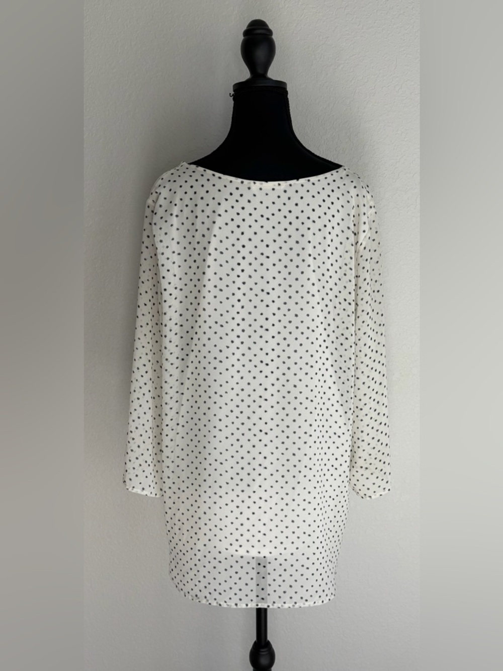 Le Lis Cream Women’s 3/4 Sleeve Relaxed, Flowy Cream Blouse with Blue Print, XL - Picture 10 of 12